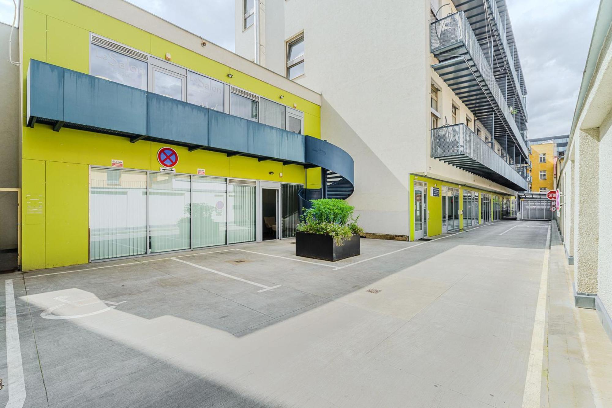 2-Level Apartments On Krizikova Near The Metro 布拉格 外观 照片